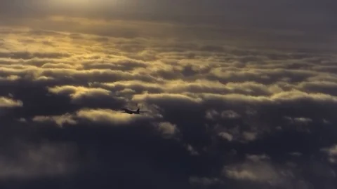 The plane flies to the Sun Video stock 85839347