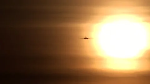 The plane flies towards the sun Video stock 68770017