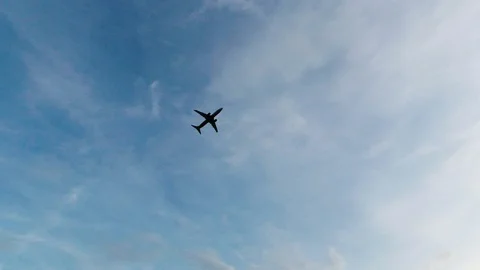 Plane fly bye 動画素材 128859973