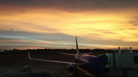 Plane fly off sunrise Vídeos de archivo 26710950