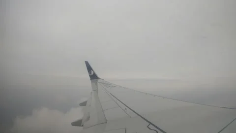 Plane flying in hazy sky with low visibility Vídeos de archivo 146322732