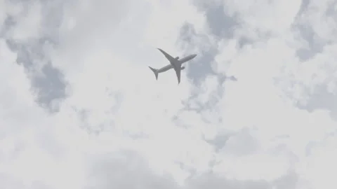 Plane Flying Low to Land Video stock 154005302