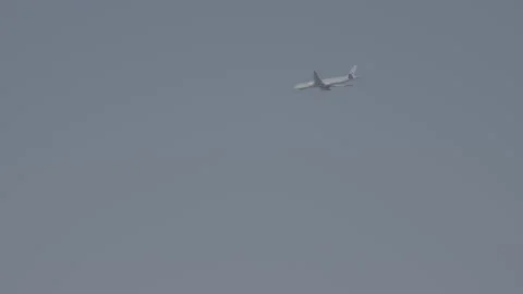 Plane Flying Low to Land Video stock 154005325