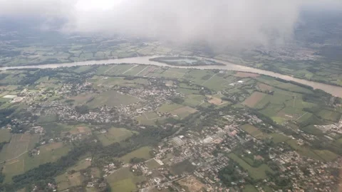 Plane flying over city, clouds window view 库存影片 242452461