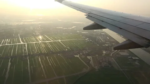 Plane flying over the fields of Amsterdam 動画素材 92762637