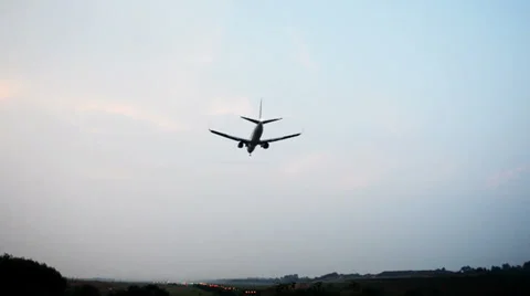 Plane flying over head 스톡 동영상 31073336