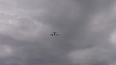 Plane flying over head on grey sky. Airplane takeoff into the sky 库存影片 134318607