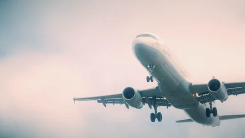 Plane flying over head, landing at airport Видео 91452257