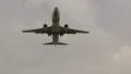 Plane flying overhead coming in for landing Vídeos en HD