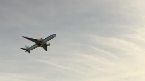 Plane flying overhead Stock Footage 42994361