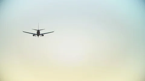 Plane flying overhead 스톡 동영상 129708536