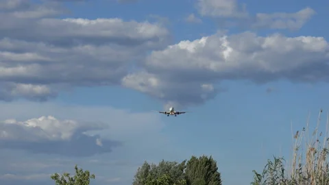 A plane flying overhead as it comes into land at Barcelona - El Prat Airport 動画素材 121953754