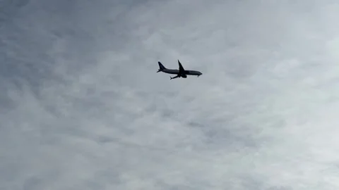 Plane Flying Passing Mill Avenue Bridge at Tempe Town Lake Sunset 스톡 동영상 297214978