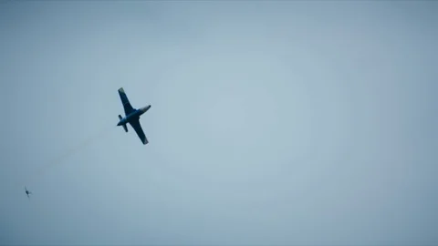 A Plane flying in the sky Video stock 94066116