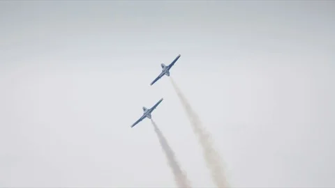 A Plane flying in the sky Video stock 94066130