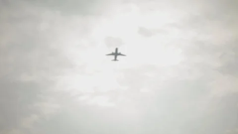 A plane flying in the sky. Low angle view. Clouds. 库存影片 129087126