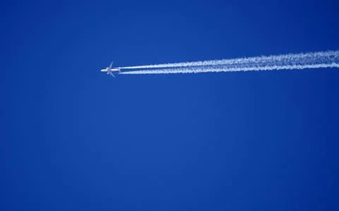 Plane flying on the sky Fotos Stock