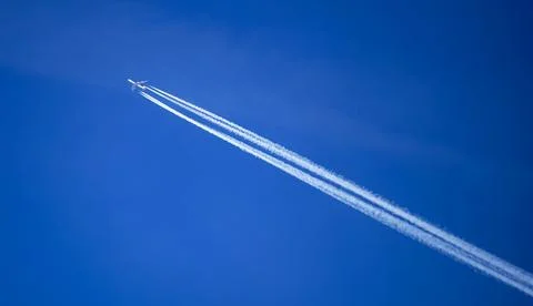 Plane flying on the sky 库存照片