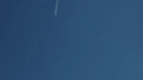 Plane flys high overhead Video stock 130588303