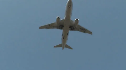 Plane going to land Stock Footage 26893388