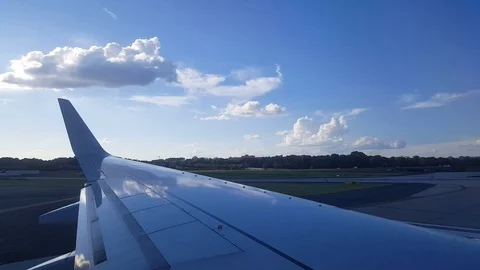Plane going into position Stock Footage 106790171