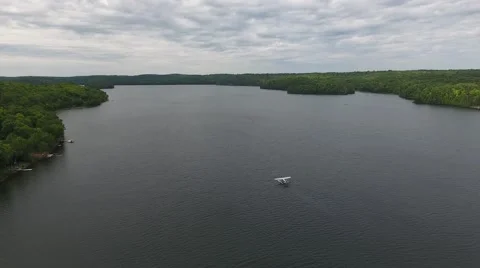 Plane on a lake 動画素材 68002323