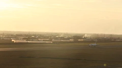 The plane is landing 4 库存影片 331090994