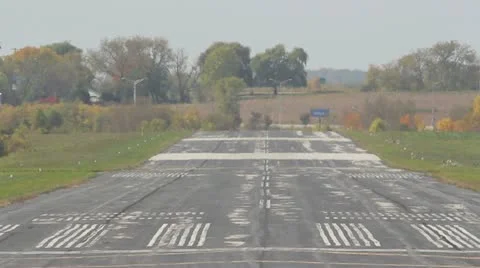 Plane Landing Away from Camera Video stock 12532940