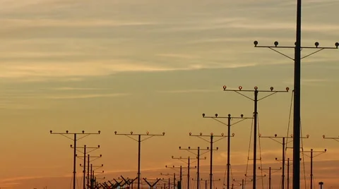 Plane Landing during sunset at LAX airport 库存影片 1023237