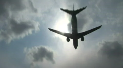 A plane landing Vídeo Stock 589064