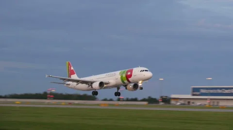 Plane Landing Stock Footage 41063116