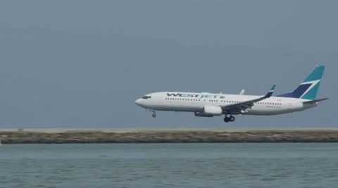 Plane Landing 스톡 동영상 42264002