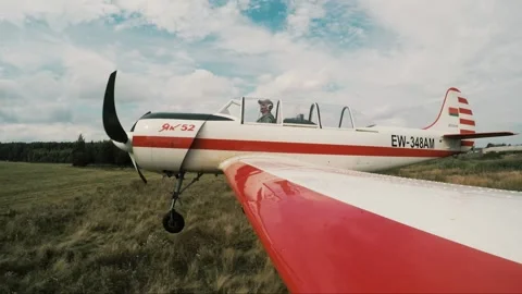 The plane is landing Stock-Footage 147716326