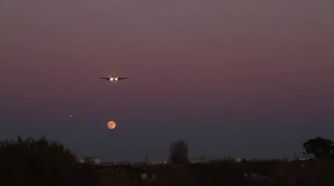 Plane landing with the full moon behind Video stock 46011515