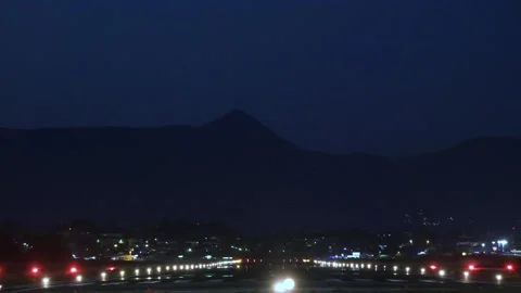 Plane landing at night Vidéo 207413452