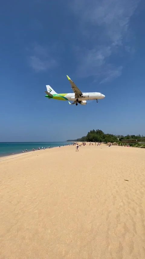 Plane landing to Phuket 스톡 동영상 131801793