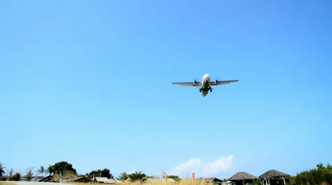 Plane landing in Samui, Thailand Stock Footage 34959971