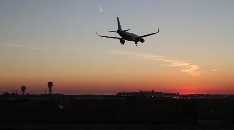 Plane landing in slow motion during sun down Video stock 45978400