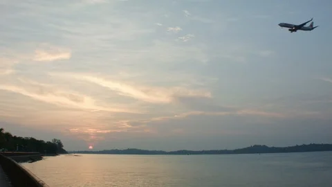 Plane landing at sunset 動画素材 104111021
