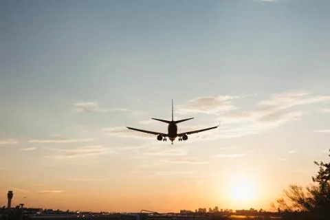Plane landing with sunsetting Foto stock
