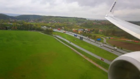 Plane is landing. View from the airplane window Vídeo Stock 77649555
