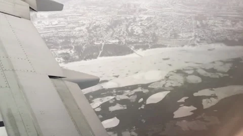 The plane lands in Siberia Vídeo Stock 98654527