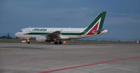 The plane leaves the runway Stock-Footage 165628154