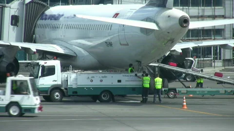 Into the plane load luggage Video stock 501371