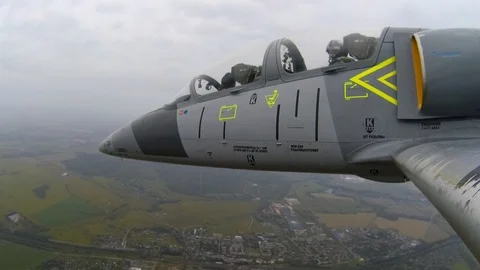 Plane make triple barrel roll maneuver. Aircraft performs rotates axis 360 °. Video stock 118676956