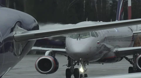 Plane maneuvering for takeoff Video stock 51843696