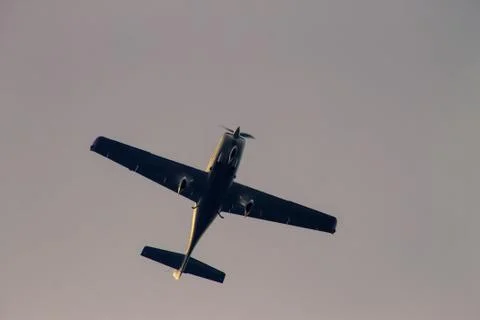 Plane in mid air from below Stock-Fotos