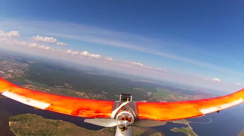 Plane model in planning at  height of 1.5 kilometers. Aerial   Vidéo 50010222