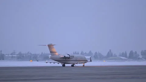 The plane moves along the runway. It's winter outside, it's just dawning Video stock 201604244