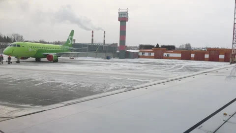 The plane moves to the terminal Vídeo Stock 98655199